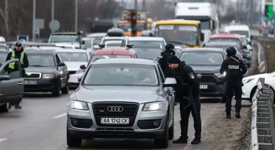 Зачем полицейские смотрят через плечо водителя: объяснение причин