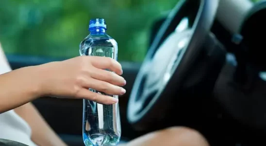 Лайфхак от опытных водителей: зачем поливать лобовое стекло минералкой