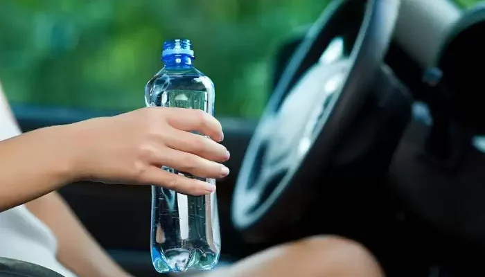 Лайфхак от опытных водителей: зачем поливать лобовое стекло минералкой