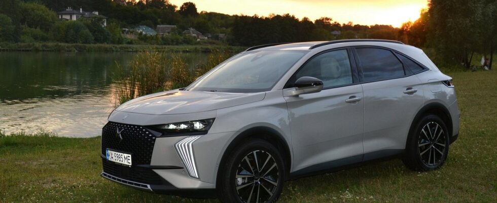 DS7: стильный кроссовер с мощью 300 л.с. - тест и обзор