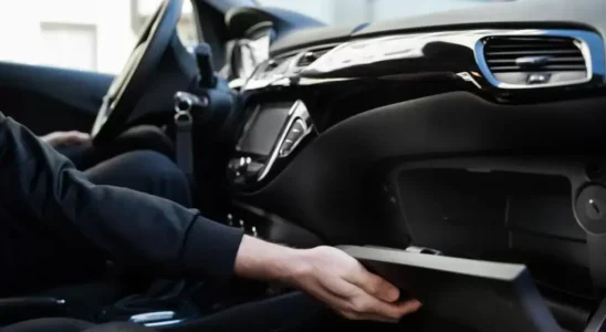 Что нельзя хранить в бардачке автомобиля: 3 главные ошибки водителей