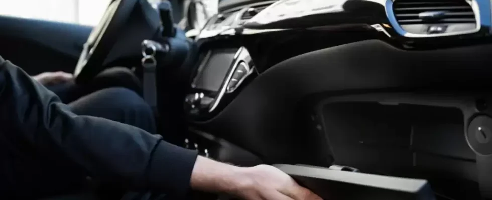 Что нельзя хранить в бардачке автомобиля: 3 главные ошибки водителей