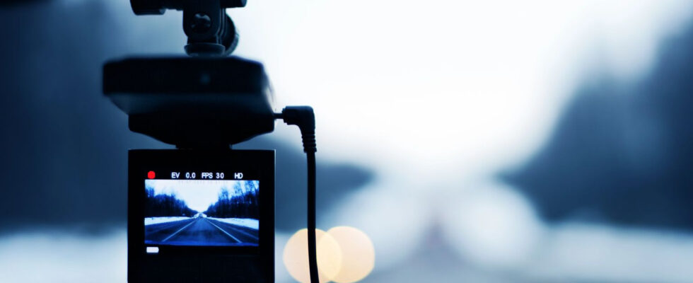 Видеорегистраторы до 15000 рублей: функционал и возможности