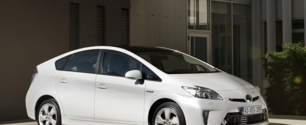 Автомобили звезд: топ необычных машин знаменитостей (фото)