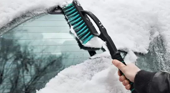 Почему щетку для снега лучше не хранить в салоне авто: советы экспертов