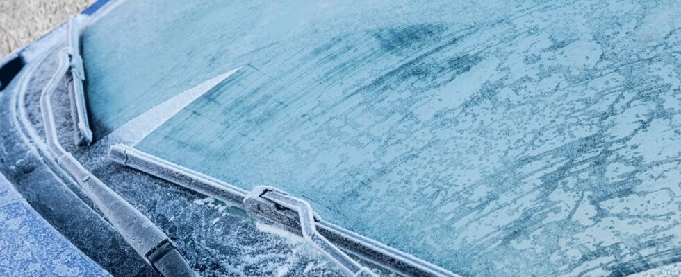 Лайфхак для защиты стекол и дворников от льда: простой способ избежать обледенения зимой