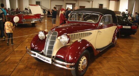 Ретро-автомобили в Киеве: Mercedes, BMW и Maybach 70 лет назад (видео)