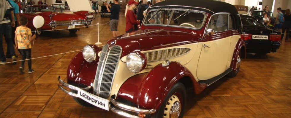 Ретро-автомобили в Киеве: Mercedes, BMW и Maybach 70 лет назад (видео)