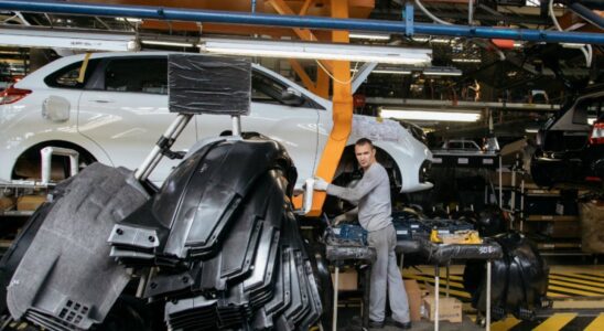 Автопром под угрозой: что ждет рынок автомобилей и запчастей в России