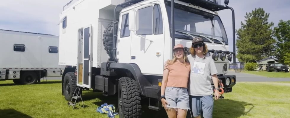 Военный грузовик превратили в проходимый автодом для путешествий по бездорожью