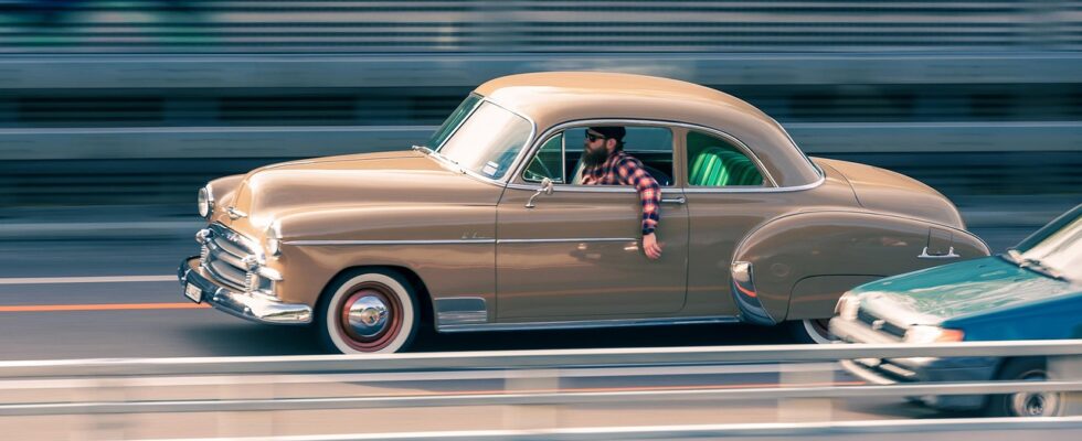 Image for: Продажа авто: секреты успешной сделки от эксперта. Tags: человек, автомобиль, дорога, ретро, античный автомоб...