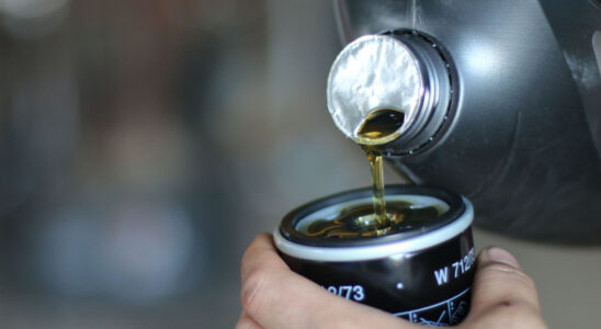 Как отличить настоящее моторное масло от подделки: экспертиза и советы