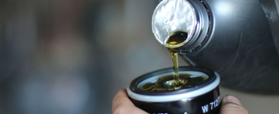 Как отличить настоящее моторное масло от подделки: экспертиза и советы