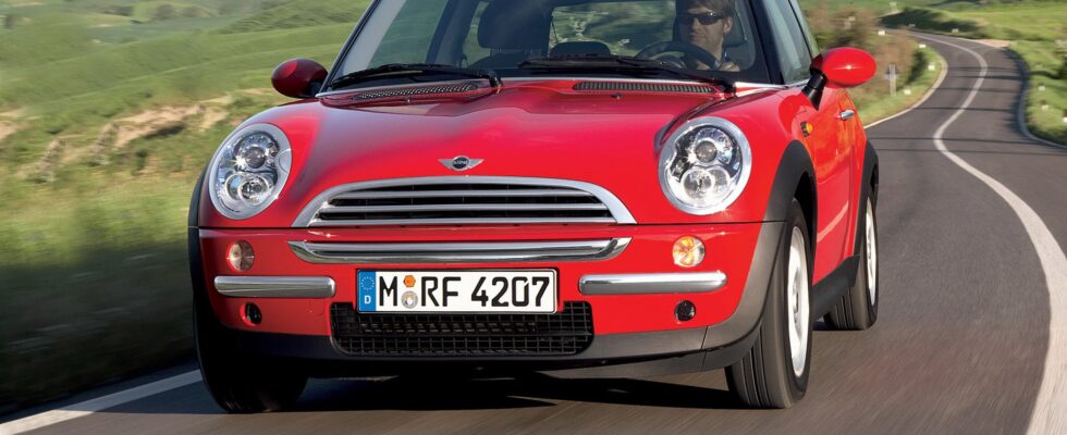 MINI R50: стоит ли покупать подержанный автомобиль с "космическими" ценами и скрытыми проблемами?