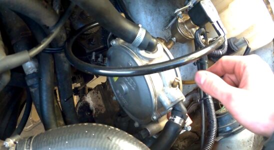 Почему машина глохнет на газу: полный разбор причин и решений