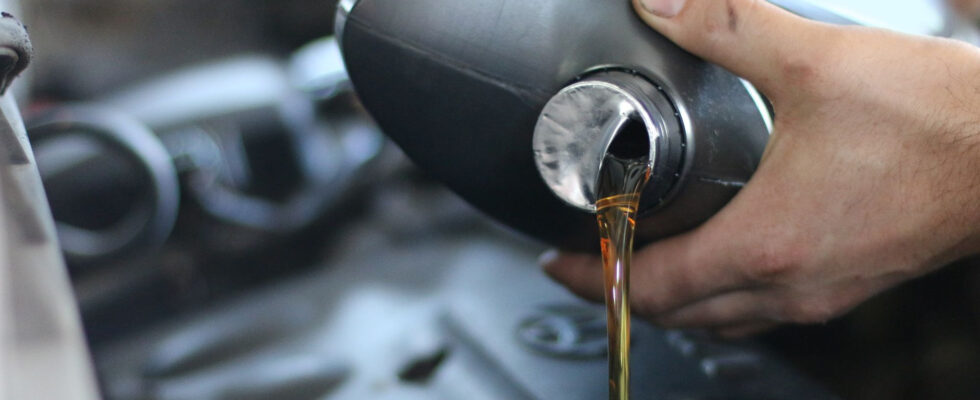 Синтетика и минералка: разбираемся в маслах для вашего авто