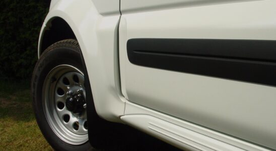 Молдинг на автомобиль: что это, виды и как выбрать лучший клей для установки