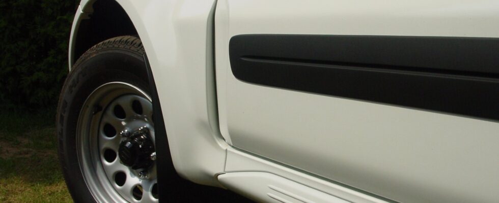 Молдинг на автомобиль: что это, виды и как выбрать лучший клей для установки