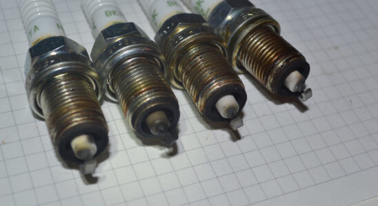 Замена свечей зажигания: когда это действительно необходимо, даже если мотор работает ровно