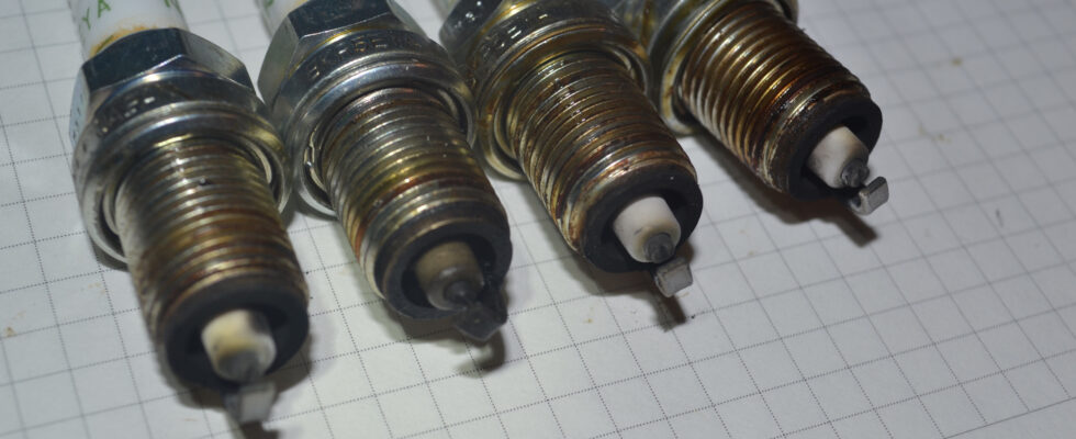 Замена свечей зажигания: когда это действительно необходимо, даже если мотор работает ровно