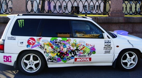 Автомобильные наклейки: больше, чем просто декор. Гид по стилям, правилам и трендам