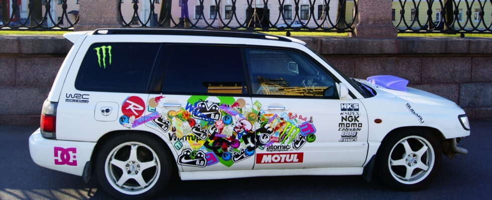 Автомобильные наклейки: больше, чем просто декор. Гид по стилям, правилам и трендам