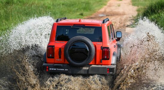 Image for: Land Rover Defender с пробегом: плюсы и минусы эксплуатации, на что обратить внимание при покупке. Tags: танк...