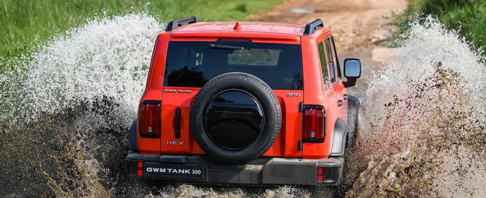 Image for: Land Rover Defender с пробегом: плюсы и минусы эксплуатации, на что обратить внимание при покупке. Tags: танк...