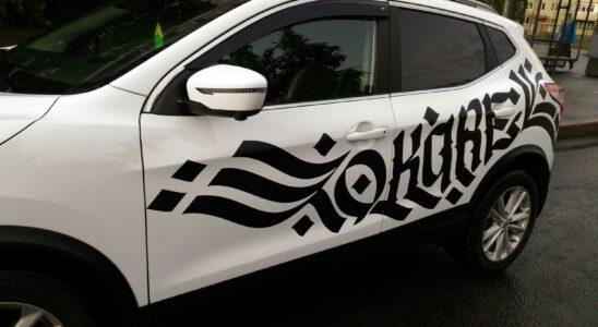 Большие наклейки на авто: виды, выбор и применение