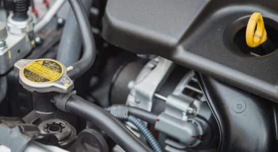 Кондиционер в машине не холодит после заправки: причины и решения