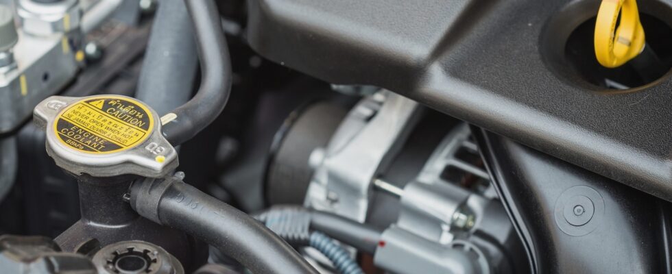 Кондиционер в машине не холодит после заправки: причины и решения