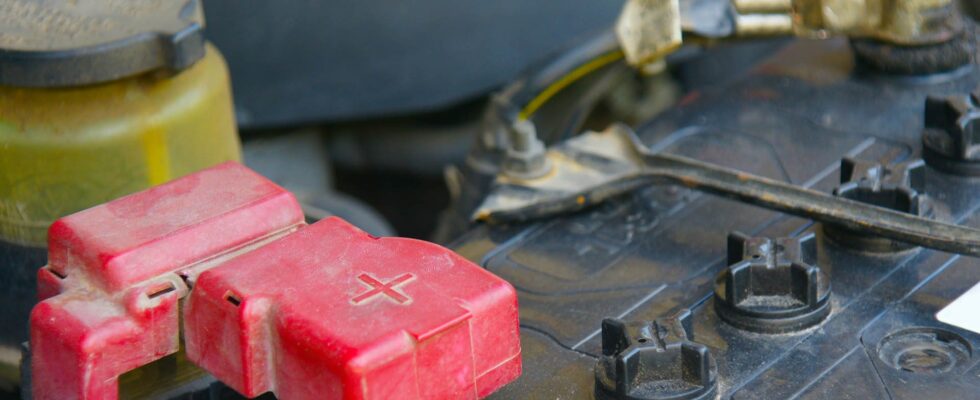 Налет на клеммах АКБ: причины образования и способы устранения